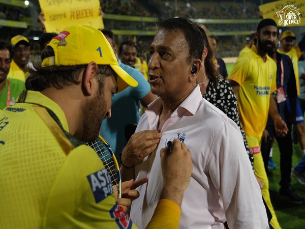 Mahendra Singh Dhoni giving an autograph on Sunil Gavaskar's shirt (Image: CSK Twitter)