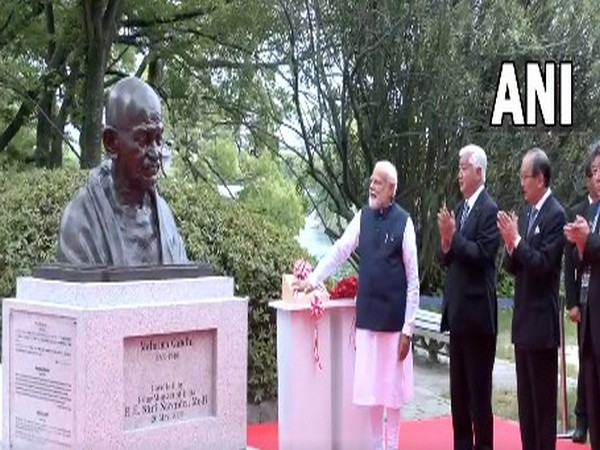 PM Modi unveils Mahatma Gandhi's bust (Source: Twitter/ANI)