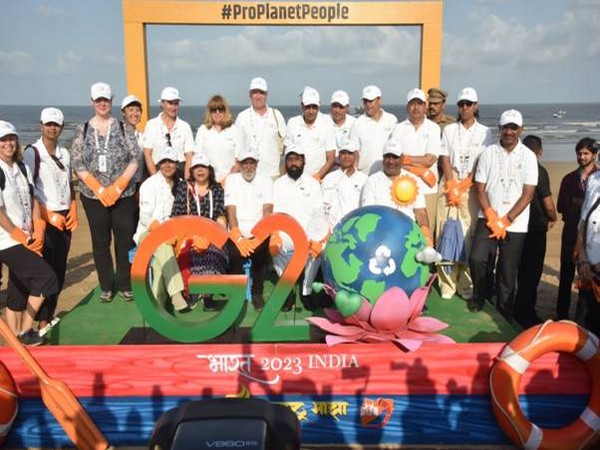 Beach Clean Up campaign at Juhu Beach in Mumbai (Photo/PIB)