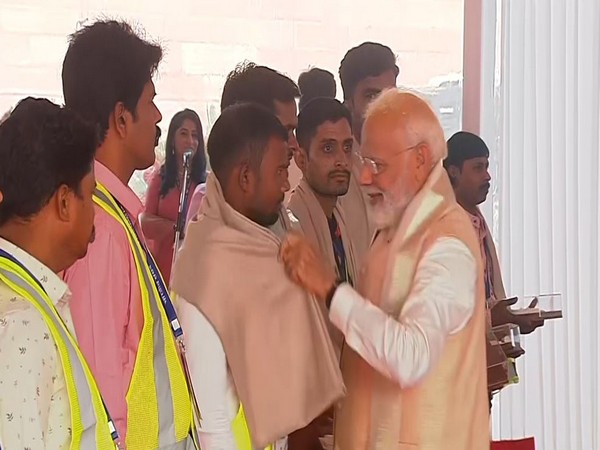 PM Modi felicitating the workers (Photo/ANI)