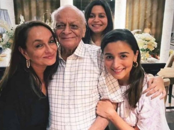 Actor Alia Bhatt with her grandfather (Image source: Instagram)