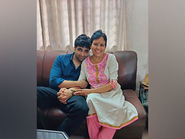 Adivi Sesh with Major Sandeep Unnikrishnan's family (Image Source: Instagram)