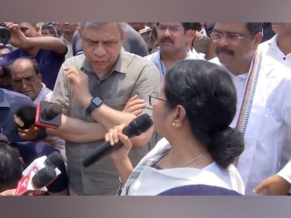 Union Minister Ashwini Vaishnaw and West Bengal CM Mamata Banerjee (Photo/ANI)