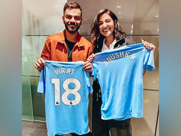 Virat Kohli posing with Manchester City jersey with his wife Anushka Sharma. (Photo- Manchester City Twitter)