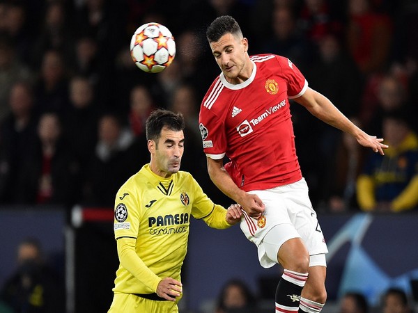 Diogo Dalot winning the ball in air (Photo: Twitter/ManUtd))