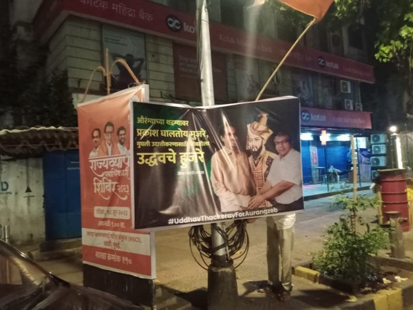 Hoarding of former Maharashtra Chief Minister Uddhav Thackeray with Aurangzeb (Photi/Viral Visuals)