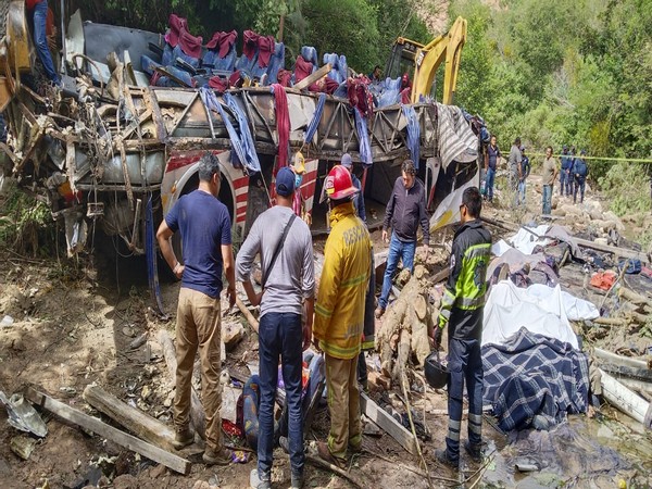 A bus veered off the road and entered a ravine in Mexico on Wednesday (Photo Credit: Twitter/@PolVial_GobOax)