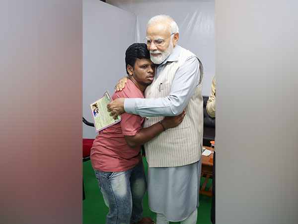 PM Modi with Kamisetty Venkat (Photo/Twitter @narendramodi)